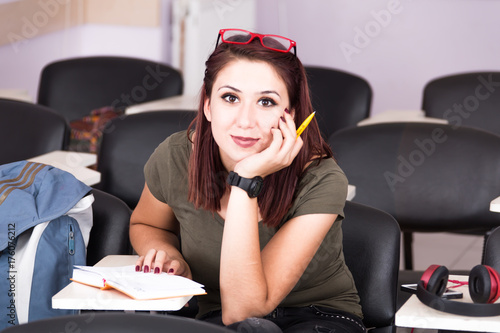 Fotografie college with hard-working young girl books.