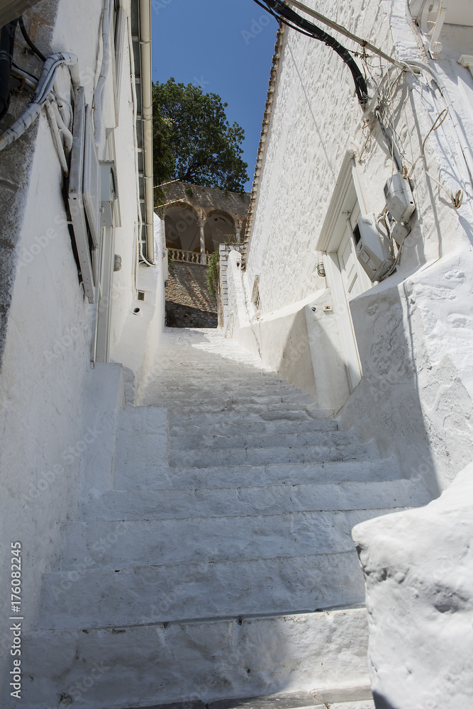 Malerisches Treppengässchen auf der Ägäis-Insel Hydra, Griechenland