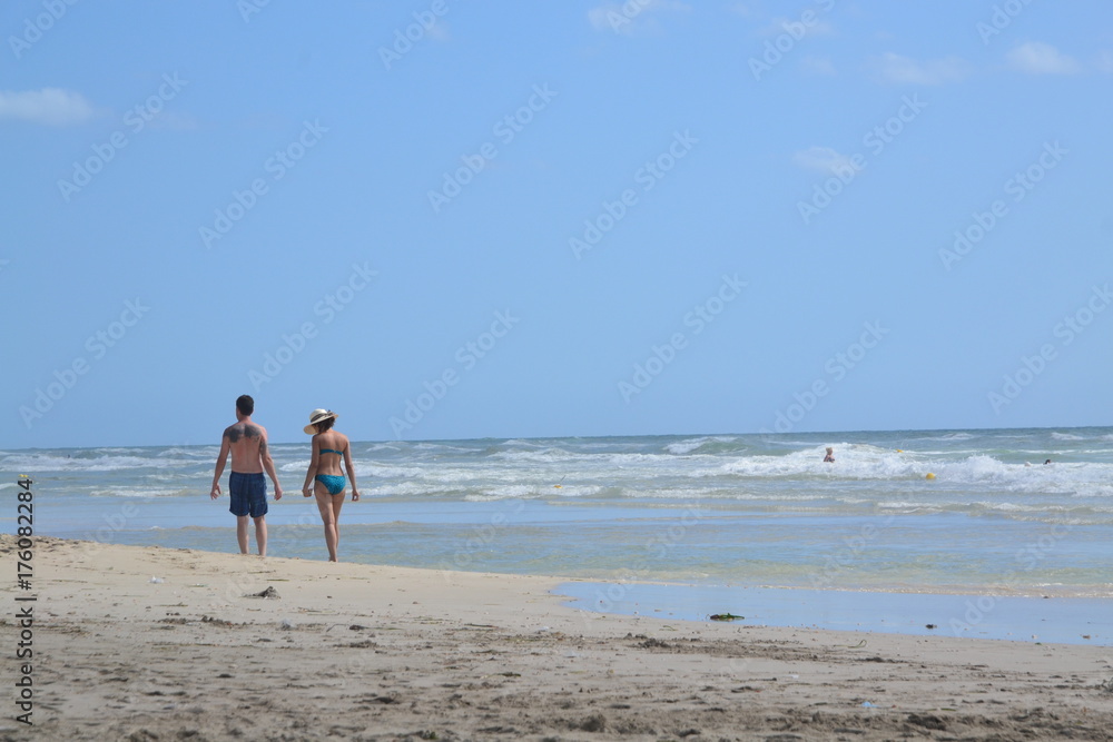 innamorati camminano sulla spiaggia