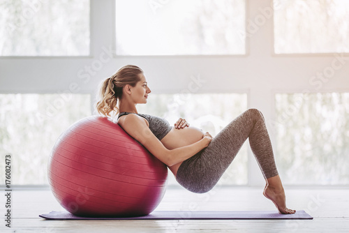 Fototapeta Naklejka Na Ścianę i Meble -  Pregnant woman workout