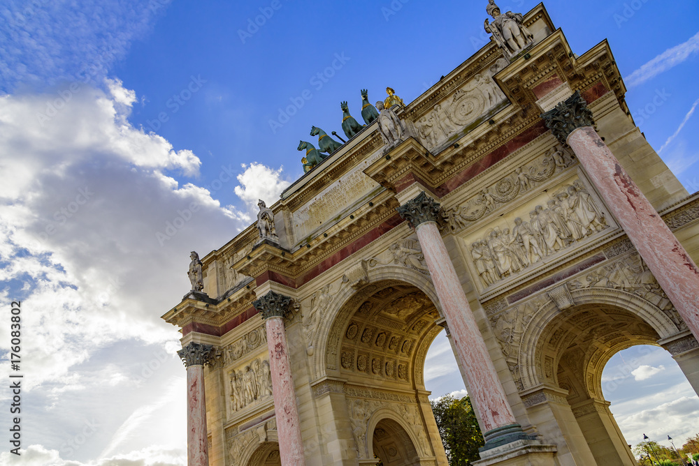 Obraz premium autumn in the park of the Louvre museum in Paris in France