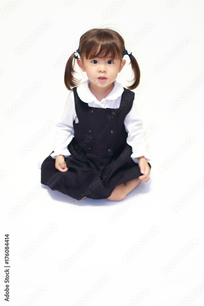 床に座る正装の幼児(2歳児) 床に座る正装の幼児(2歳児)