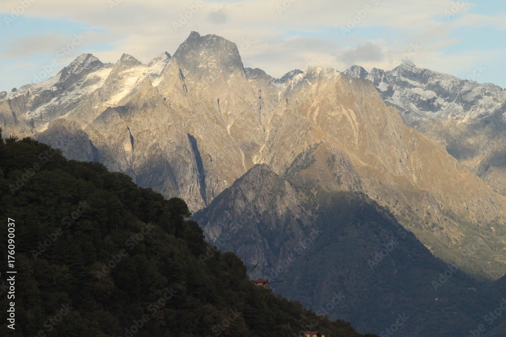 Italienische Gipfel der Rätischen Alpen (Blick vom Seeufer in Gravedona; Pizzo Badile, Sasso Manduino und Pizzo Ligoncio)