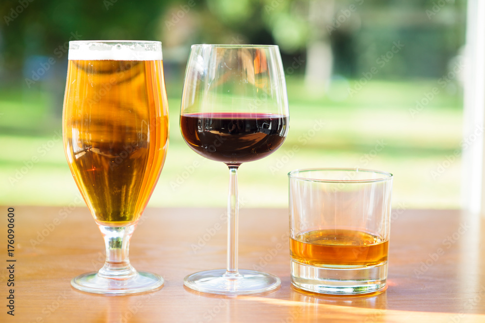 Öl vin och whiskey i glas