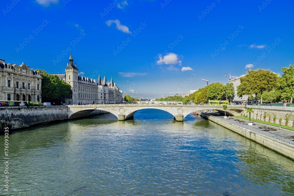 Naklejka premium paris in autumn capital of France