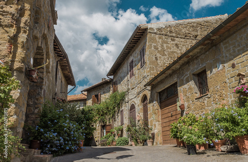 Vicolo caratteristico all'interno del piccolo borgo di Pianiano in provincia di Viterbo . Italia