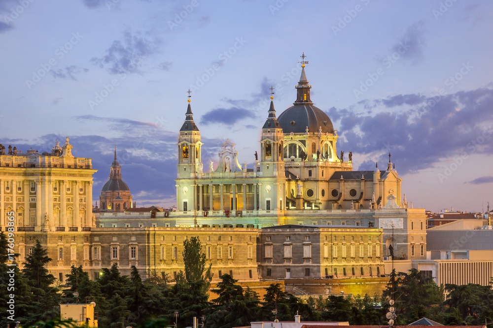 Fototapeta premium Panoramę Madrytu i kościół almudena o zachodzie słońca, Hiszpania