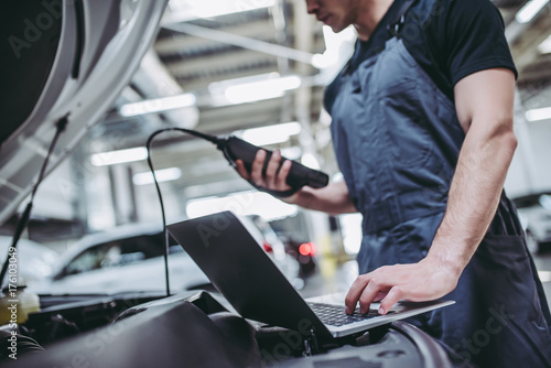 Принти на полотні Handsome auto service mechanic