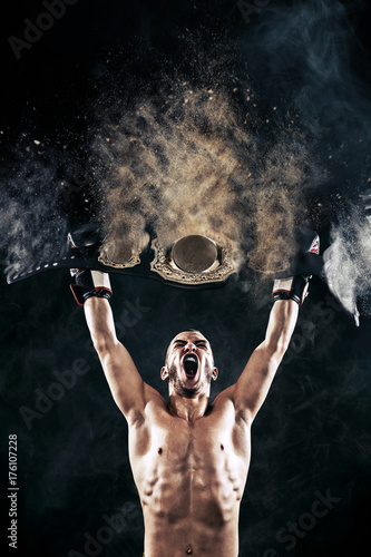 bokser-z-pasem-mistrza-swietuje-bezbledne-zwyciestwo-na-bialym-tle-na-czarnym-tle-z-miejsca-kopiowania