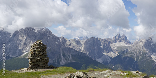 Wandern am Kranischen Höhenweg in Südtirol mit blick auf die Dolomiten