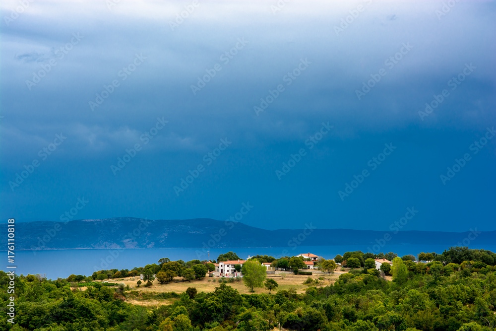 Häuser auf Hügel an der Küste in Kroatien