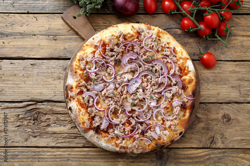 pizza italiana con tonno e cipolle sfondo rustico