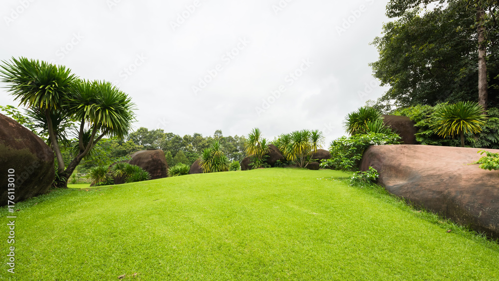 Fototapeta premium Beautiful green golf and meadow at the park