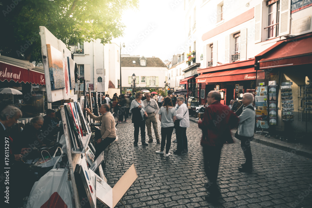 Obraz premium Crowd at Place du Tertre - Paris