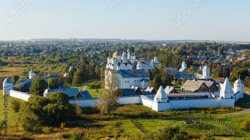 Fototapeta Naklejka Na Ścianę i Meble -  Suzdal, Russia. Panorama of Pokrovsky monastery in the early autumn.