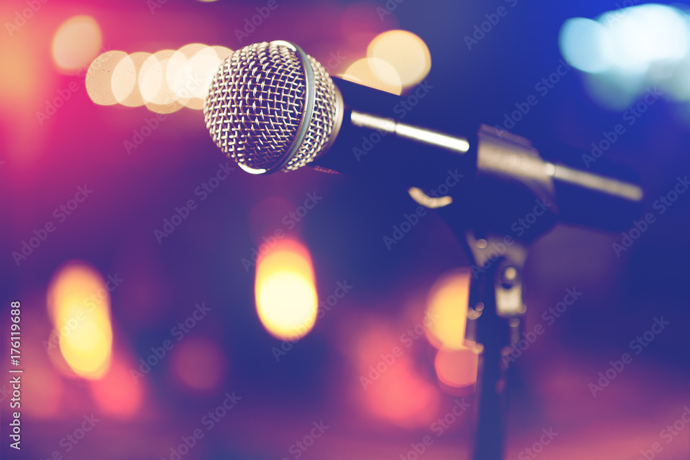 Microfono y luces de escenario. Concepto de concierto y musica en directo.  Fondo musical y fiesta de karaoke Stock Photo | Adobe Stock