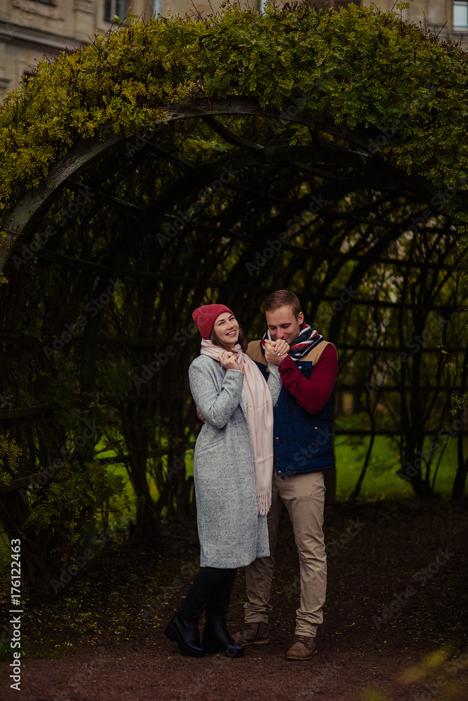Obraz premium Beautiful pair of lovers walking in the autumn Park