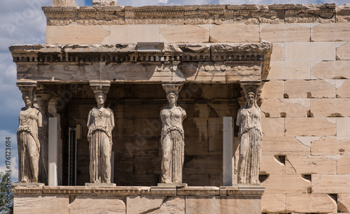 Les statues des caryatides à L'acropole d'Athenes