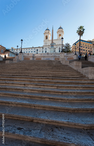 Spanische Treppe in Rom, leer am Morgen, mit Trinità dei Monti