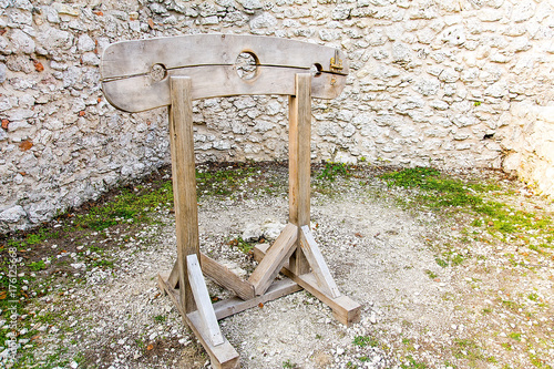 Canvas Print Wooden pillory on the castle Pilcza in Smolen (Poland)