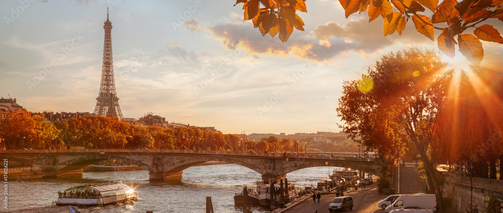 Naklejka premium Paryż z wieżą eifla przeciw jesień liściom w Francja