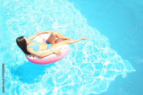 Young beautiful woman sunba...