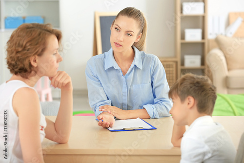 Young child psychologist wo...