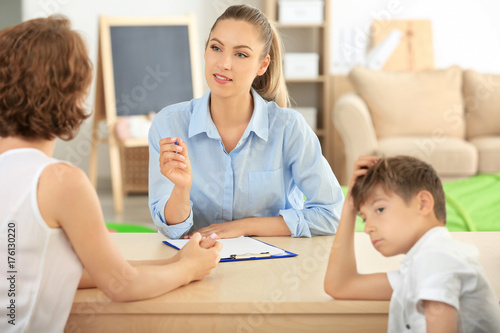 Young child psychologist wo...