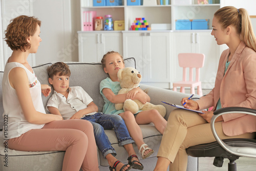 Young child psychologist wo...