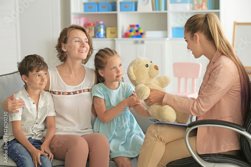 Young child psychologist wo...