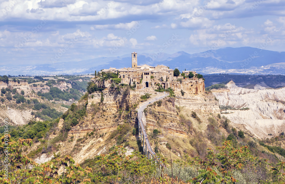 Чивита ди Баньореджо – средневековый город-замок на холме. Италия.