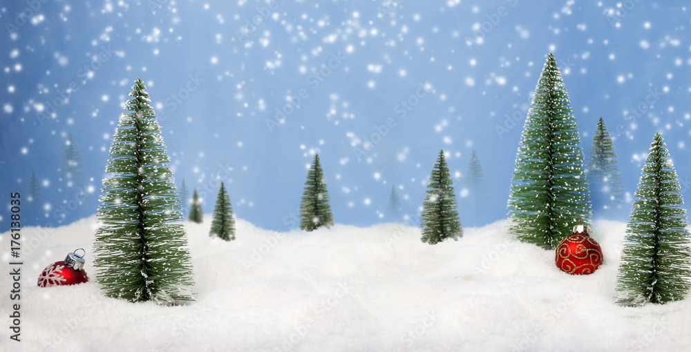 Weihnachtliche Winterlandschaft mit Weihnachtsdekoration und Schneeflocken 