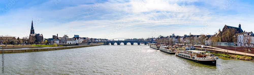 Maastricht von der Brücke über der Maas (30MP)