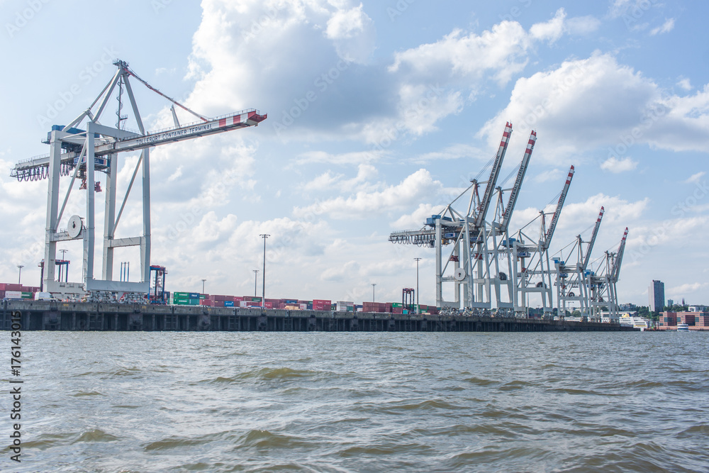 Ausblick auf Kräne und Elbe im Hamburger Hafen