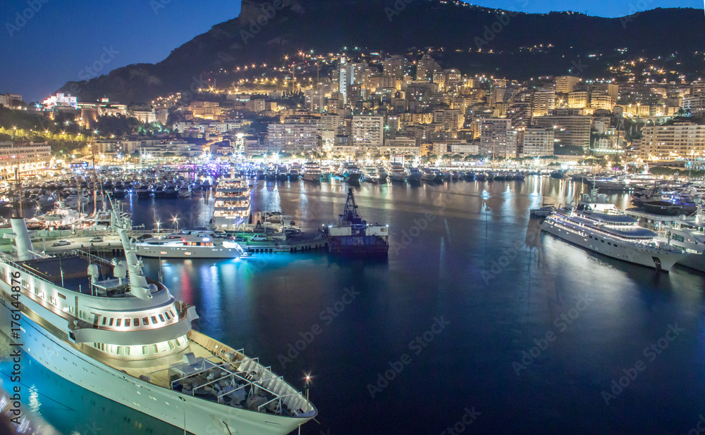 Monaco Yachthafen bei Nacht