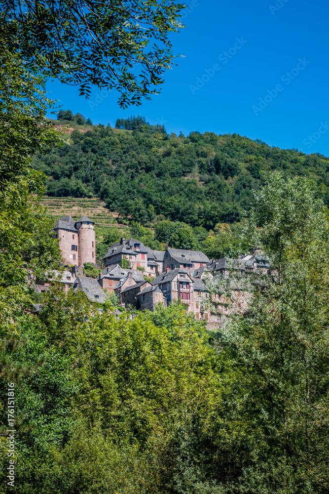 Vue sur le village de Conques en Rouergue