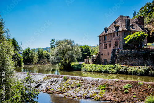 Le moulin de Sanhes pr  s de Saint-Cyprien-sur-Dourdou