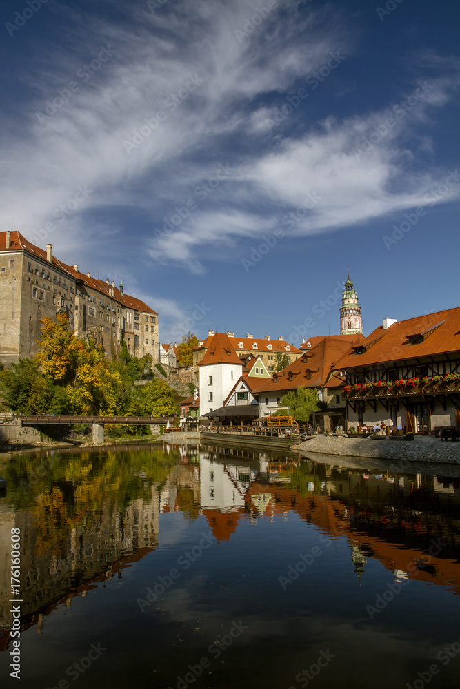  Cesky Krumlov, view on Vltava river and castle reflected in water in the  sunny day. Czech Republic.Historical city. UNESCO World Heritage. 