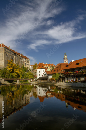  Cesky Krumlov, view on Vltava river and castle reflected in water in the sunny day. Czech Republic.Historical city. UNESCO World Heritage. 