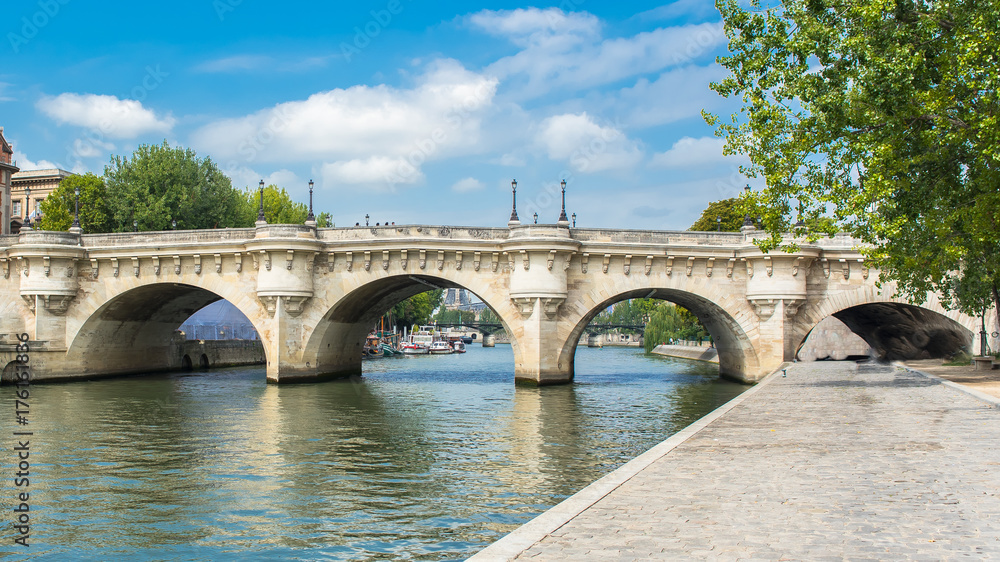 Paris, panorama of the Pont-Neuf, with the pont des Arts and the Louvre in background
