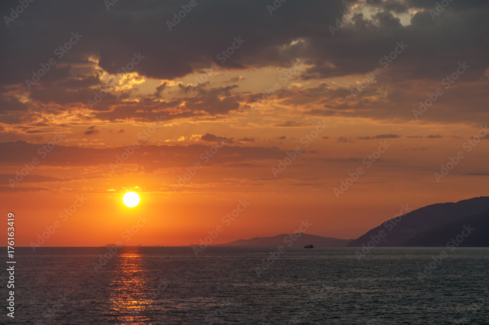 Obraz premium Sunset over the sea