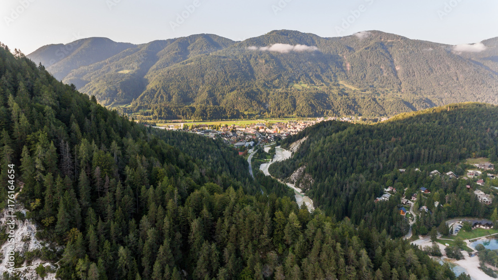 Obraz premium Valley opening towards a small city.