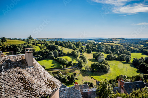 Obraz na plátne Vue sur la campagne et le village de Laguiole