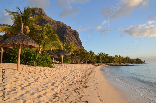 plage et parasol  devant Le Morne Brabant  montagne de l   le Maurice  Oc  an indien