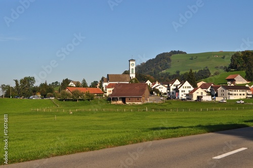 ländliche Landschaft um das Dorf Hütten auf dem Zimmerberg im Kanton Zürich, Schweiz