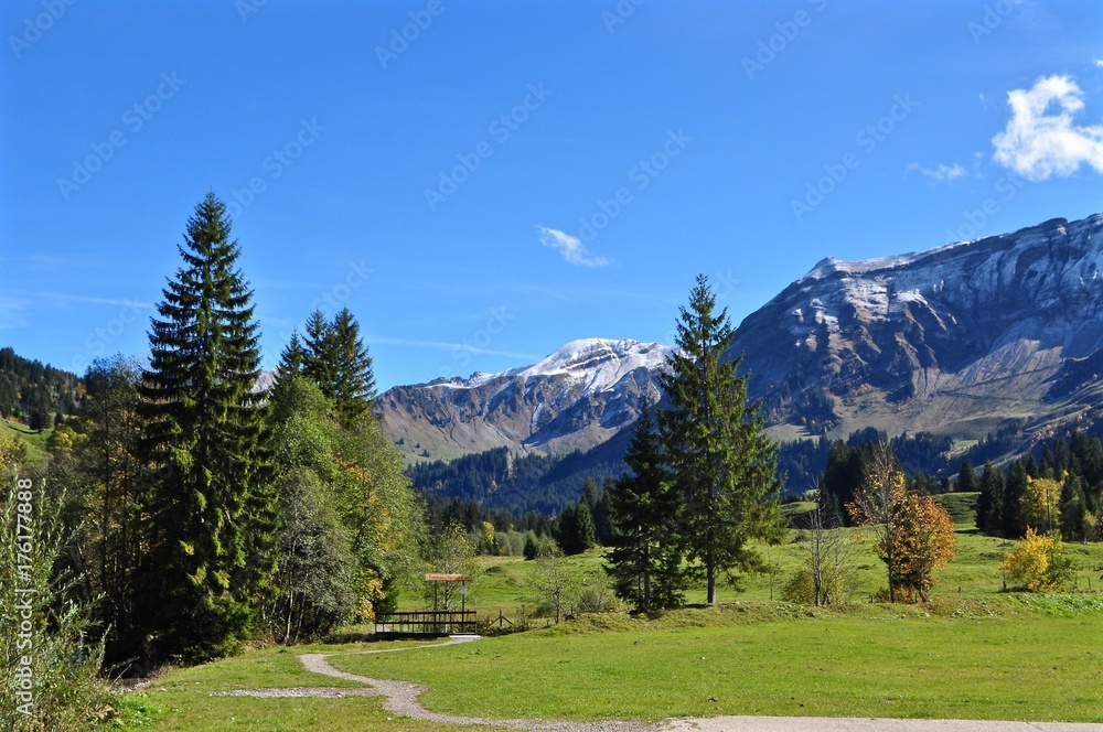 Wandergebiet Sörenberg und Berge Brienzer Rothorn, Höch Gumme und Furgge im Hintergrund bei blauem Himmel