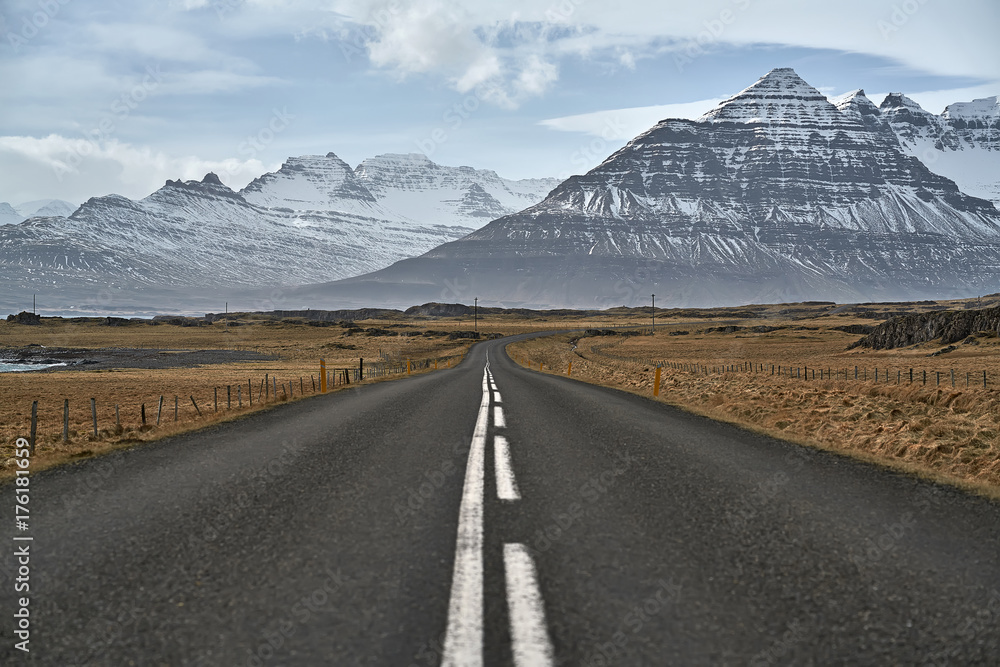 Country roadway in Iceland - obrazy, fototapety, plakaty 