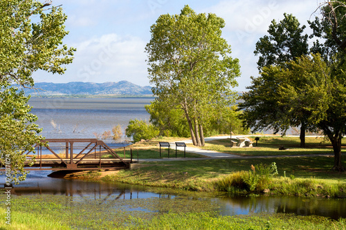 Fotografie Great Plains State Park in Oklahoma, walking path along the Tom Steed Reservoir