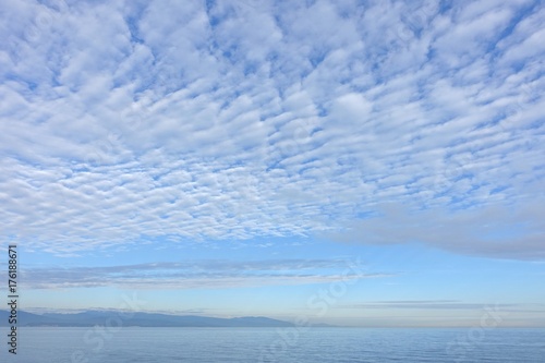 Wolken und Ocean in silber-blauem Licht