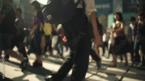 人物、通勤、ラッシュ、東京、ビジネスマン、サラリーマン、歩く、動画素材、横断歩道、足元、ハイスピード、スーパースロー
